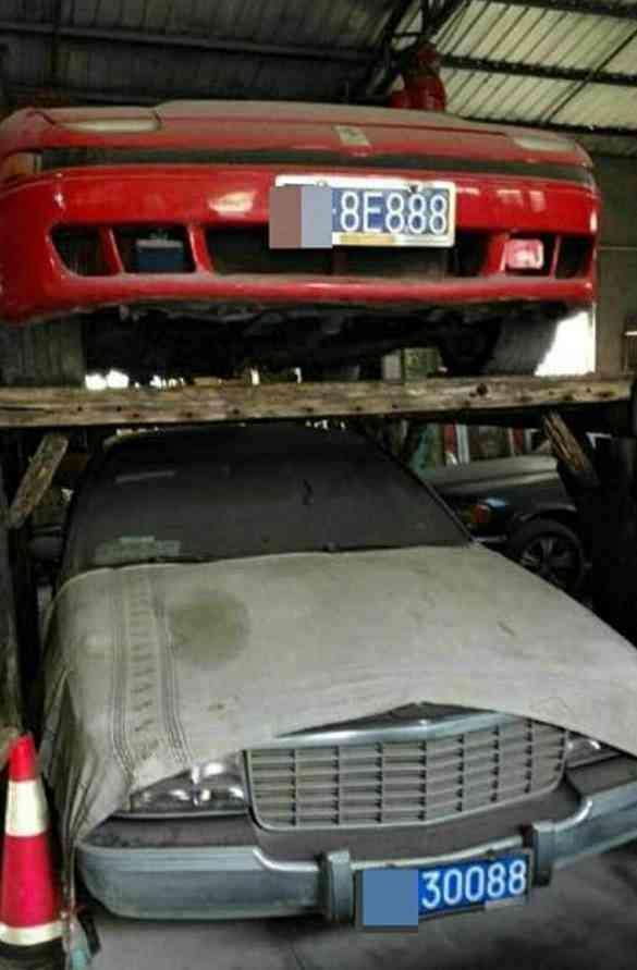 車牌4個8, 車標是匹馬, 但車子卻不是法拉利