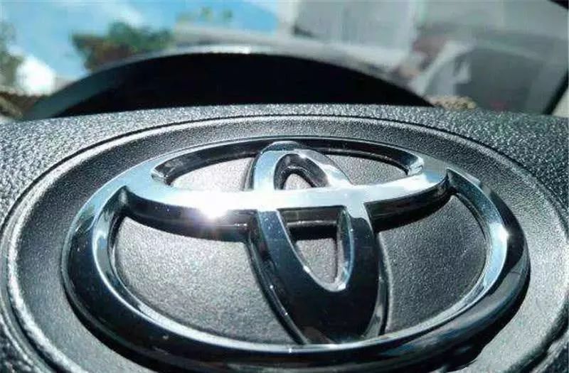 因車標太像！豐田將吉利告上法庭，結果自己搭上8萬。。