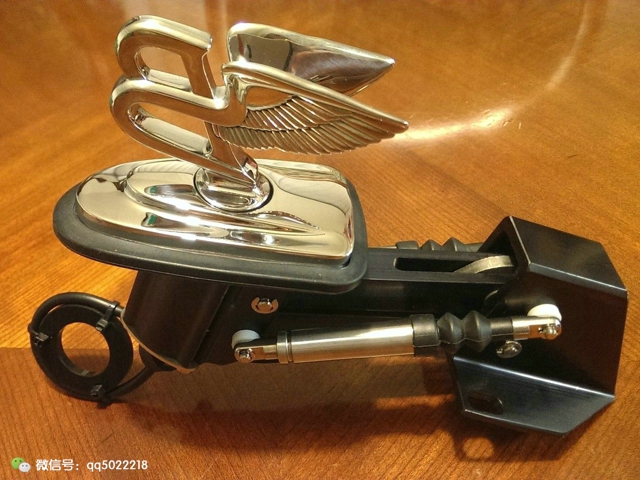 不小心碰一下賓利的車標，這款立標暗藏機關