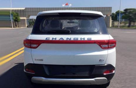 國產又出神車，車標仿長安，外觀仿路虎，名字居然仿奧迪！厲害了