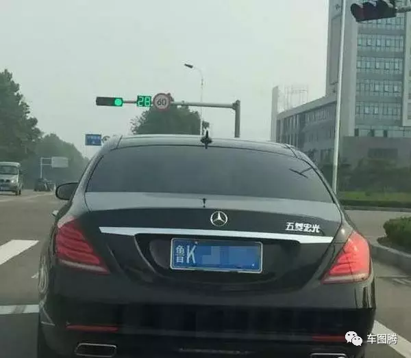 為什么那么多豪車都貼五菱宏光車標？