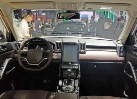 國產又出神車：外觀仿路虎，車標仿長安，名字仿奧迪！臉皮是真厚