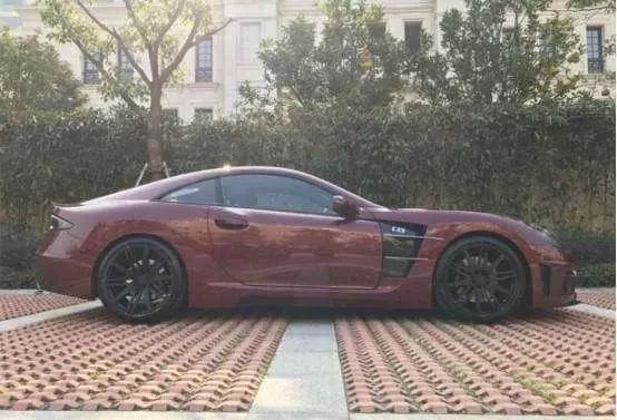 小區(qū)來了輛跑車，車標像馬卻不是法拉利，吊打保時捷911