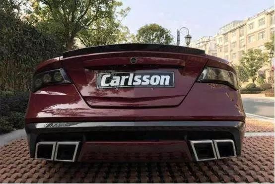 小區(qū)來了輛跑車，車標像馬卻不是法拉利，吊打保時捷911