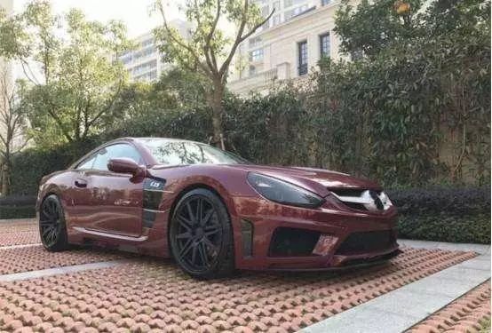 小區(qū)來了輛跑車，車標像馬卻不是法拉利，吊打保時捷911