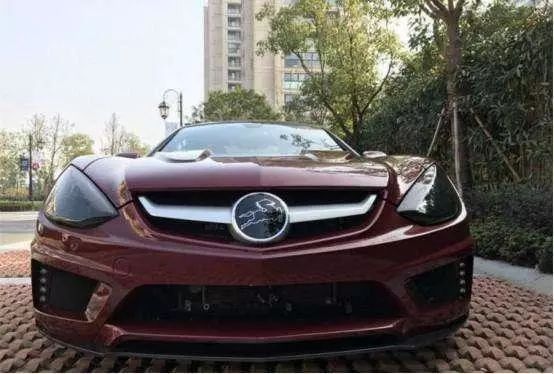 小區(qū)來了輛跑車，車標像馬卻不是法拉利，吊打保時捷911