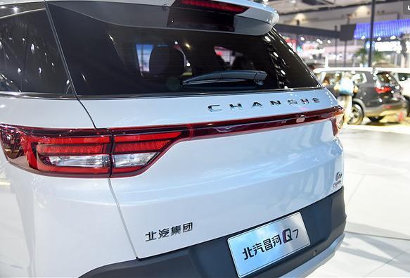 國產又出一神車：外觀仿路虎，車標仿長安，名字仿奧迪，厲害了！