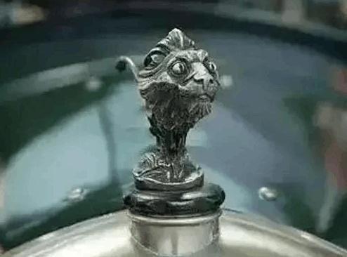 車標是摳腳小人、騎蝸牛！7個車標都是經典，你認得多少個？