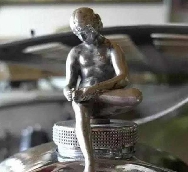 車標是摳腳小人、騎蝸牛！7個車標都是經典，你認得多少個？