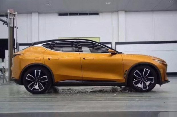 扔掉丁字褲車標換成字母，遠看像6萬的眾泰，其實比特斯拉還強悍