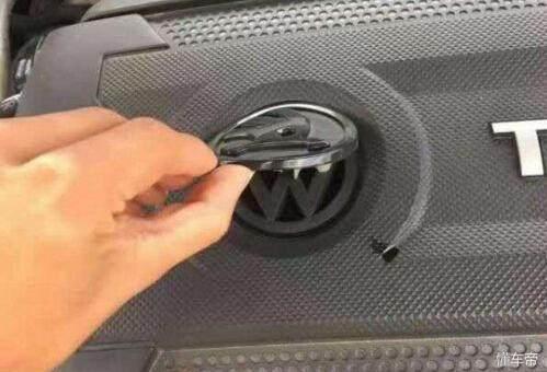 買了輛斯柯達，無意間撕下車標，卻驚喜發現這個，是廠家開玩笑么