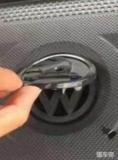 買了輛斯柯達，無意間撕下車標，卻驚喜發現這個，是廠家開玩笑么