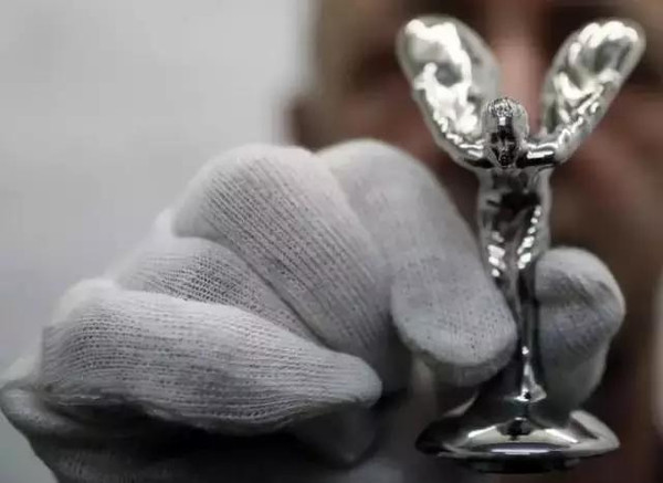 你真以為勞斯萊斯車標是水晶做的？看完后我震驚了