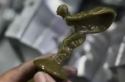 你真以為勞斯萊斯車標是水晶做的？看完后我震驚了