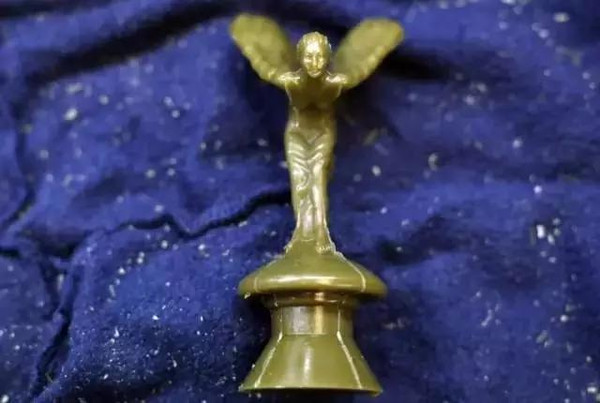 你真以為勞斯萊斯車標是水晶做的？看完后我震驚了