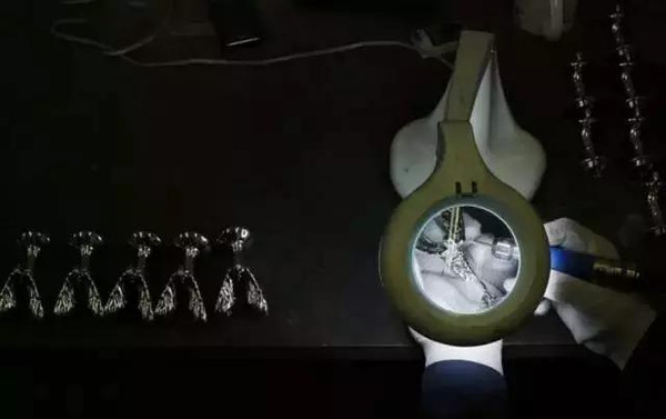 你真以為勞斯萊斯車標是水晶做的？看完后我震驚了