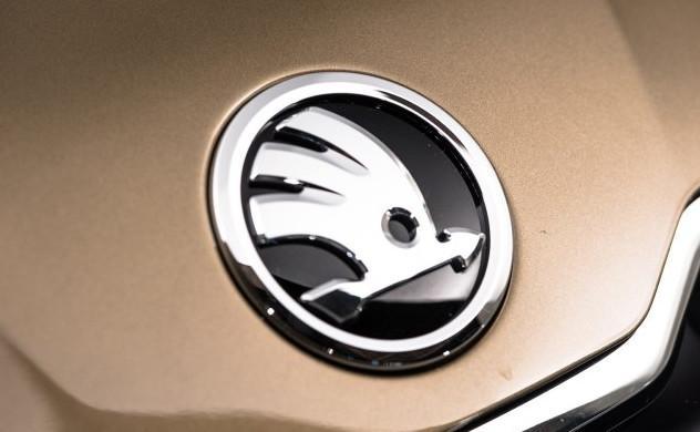 撕開斯柯達發(fā)動機車標，下面居然還有個大眾標？