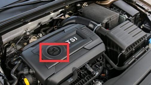 撕開斯柯達發(fā)動機車標，下面居然還有個大眾標？