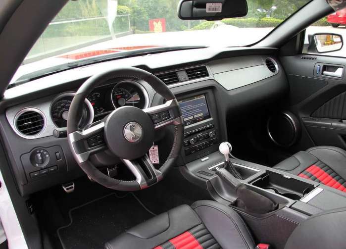 車標是條眼鏡蛇，和五菱一樣的換擋操作，118.8萬，保時捷見了也不敢惹