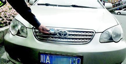 車標玩出新高度，標致女司機車標改的太惹火，交警都忍不住了！