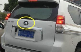 車標玩出新高度，標致女司機車標改的太惹火，交警都忍不住了！