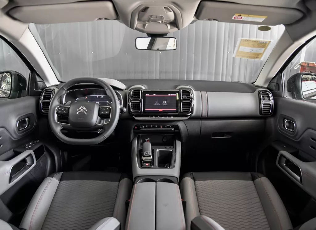 車標毀了一臺車？這幾臺車的內飾不比豪車差