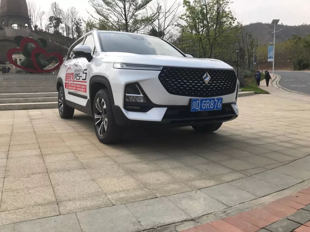 蓋上車標，你能猜到他是誰嗎？