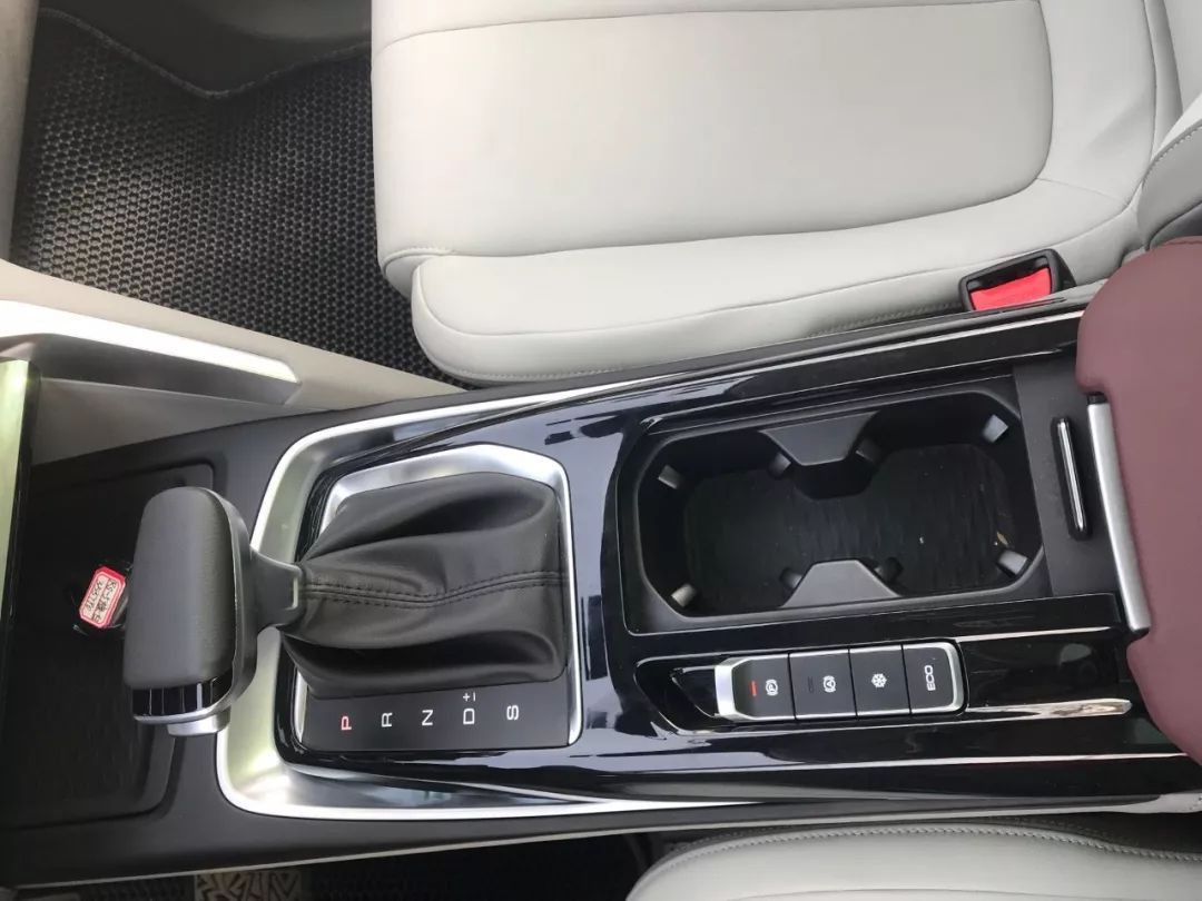 蓋上車標，你能猜到他是誰嗎？