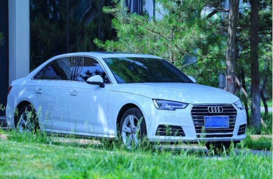 看了車標就想買，這車直降1.2萬僅27.8萬，比奔馳C級還漂亮