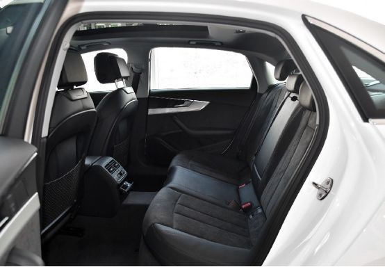 看了車標就想買，這車直降1.2萬僅27.8萬，比奔馳C級還漂亮