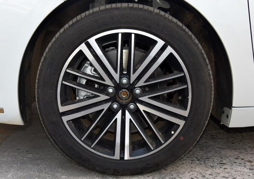 被車標(biāo)害慘的豪車，檔次不輸帕薩特，一路跌至不足15萬，就沒人買