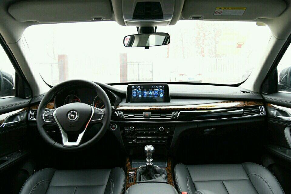 車標也是馬，乍一看以為法拉利，這臺SUV售價7萬多有意思