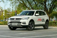 車標也是馬，乍一看以為法拉