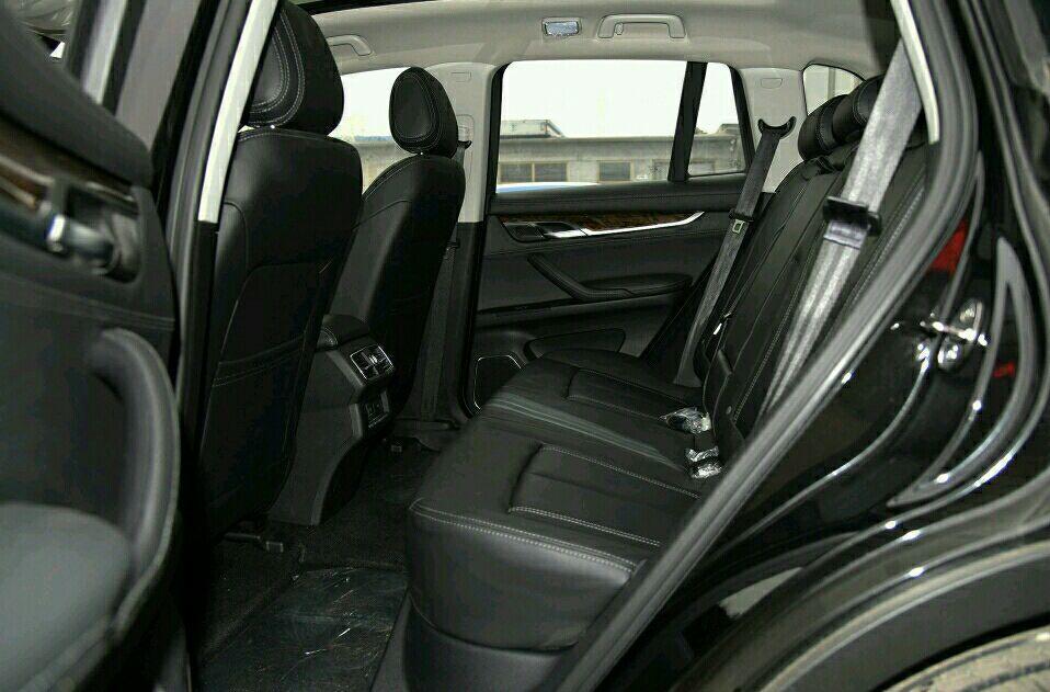 車標也是馬，乍一看以為法拉利，這臺SUV售價7萬多有意思