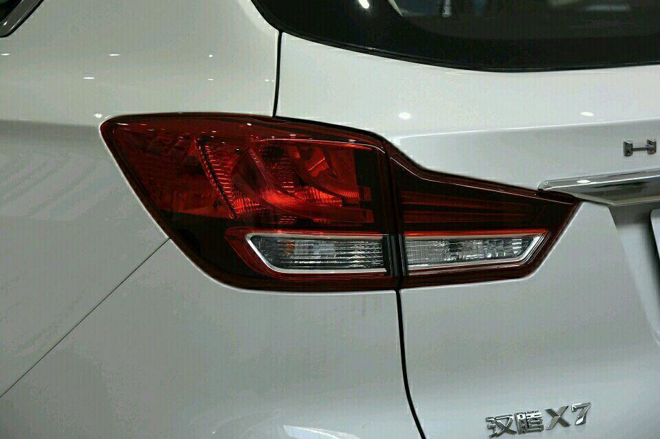 車標也是馬，乍一看以為法拉利，這臺SUV售價7萬多有意思