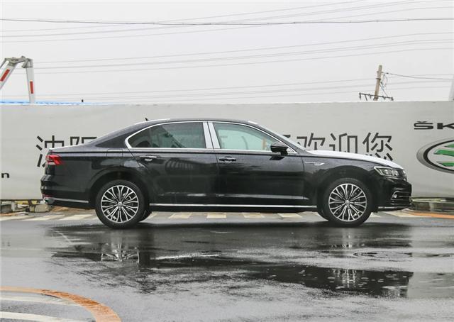 又一豪車被車標拖后腿！品質超寶馬5系，跌至26.8萬，卻無人問津