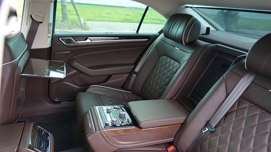 車標下的字母，第二輛擁有大眾圖騰的豪車&mdash;&mdash;輝昂