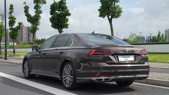 車標下的字母，第二輛擁有大眾圖騰的豪車&mdash;&mdash;輝昂