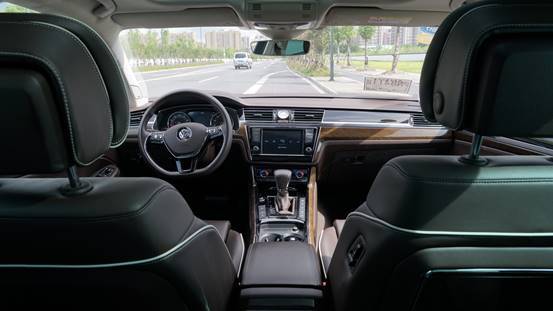 車標下的字母，第二輛擁有大眾圖騰的豪車&mdash;&mdash;輝昂