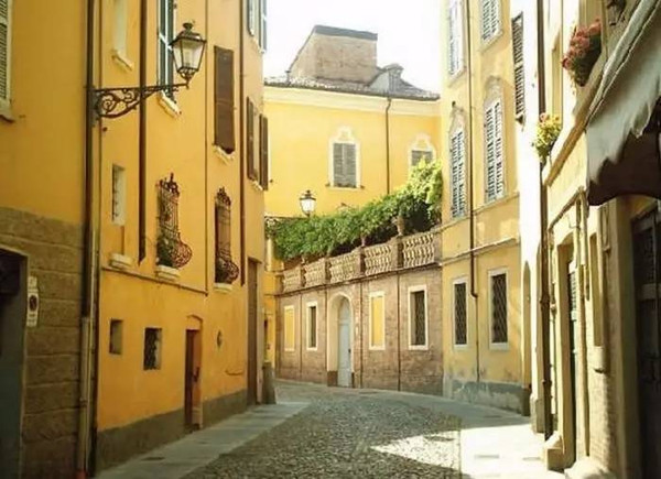 勞斯萊斯車標背后，竟有一段凄美的愛情。