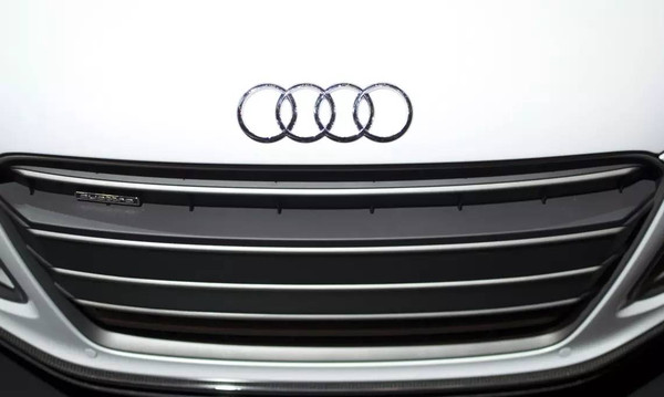 勞斯萊斯車標背后，竟有一段凄美的愛情。