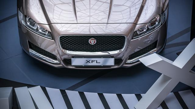 這2款車前后車標都不一樣 為什么行駛在路上交警都不查