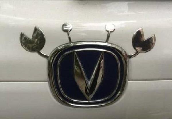 車標(biāo)太無聊？只要不怕被罰的可以考慮這么干！