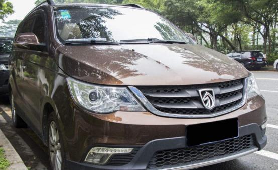 四個帶馬的車標，較后一款略顯掉檔次