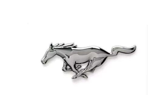 四個帶馬的車標，較后一款略顯掉檔次