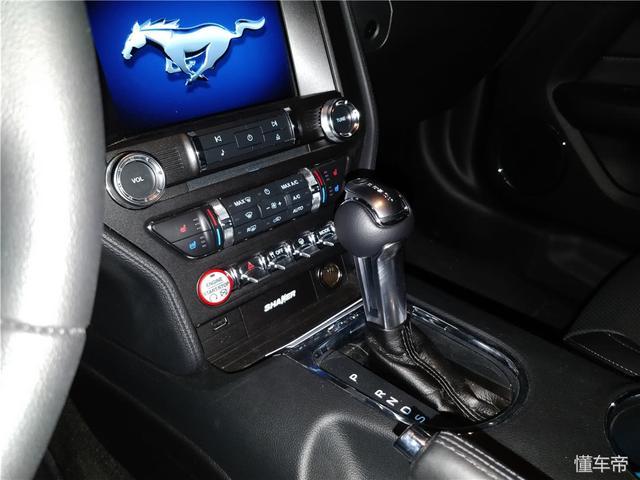 車標帶匹馬，卻比法拉利便宜300萬，可買它副駕照樣不缺妹子！