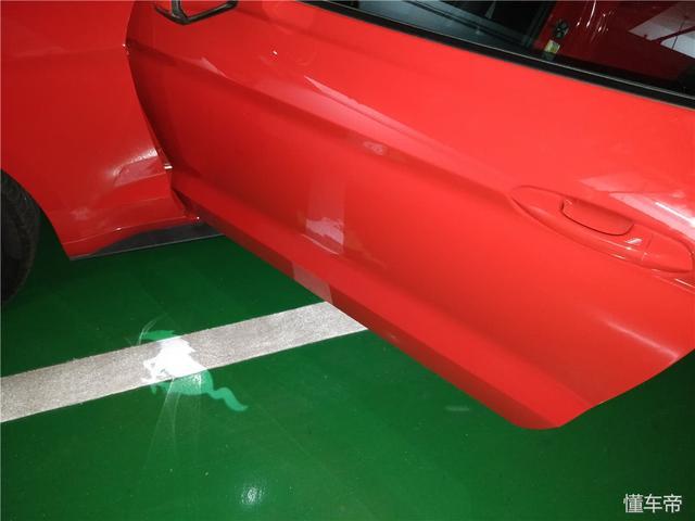 車標帶匹馬，卻比法拉利便宜300萬，可買它副駕照樣不缺妹子！