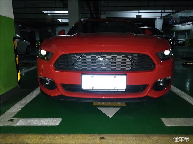 車標帶匹馬，卻比法拉利便宜300萬，可買它副駕照樣不缺妹子！