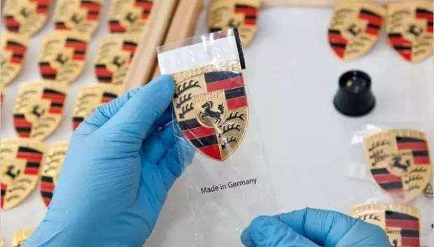 保時捷的車標原來是這么做的，難怪這么霸氣！