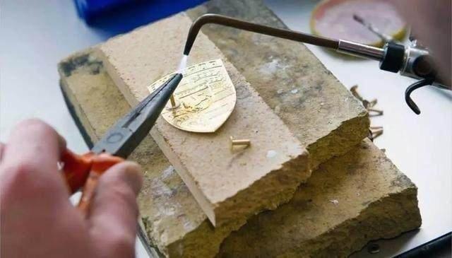 保時捷的車標原來是這么做的，難怪這么霸氣！